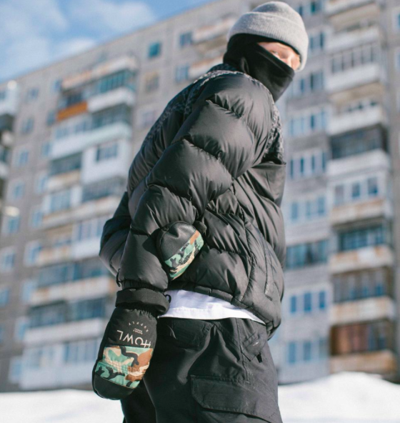 Howl Team black mittens